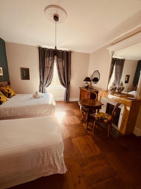 Готель Le Manoir Du Thouron Saint-Sulpice  Екстер'єр фото