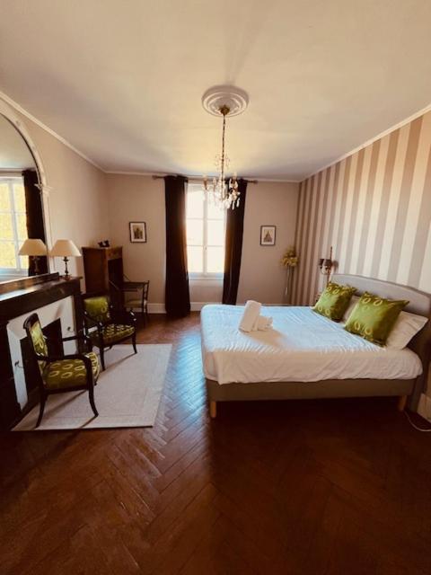 Готель Le Manoir Du Thouron Saint-Sulpice  Екстер'єр фото