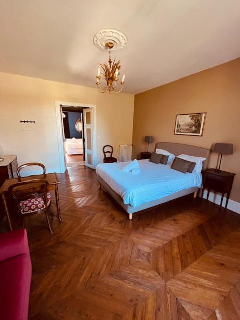 Готель Le Manoir Du Thouron Saint-Sulpice  Екстер'єр фото