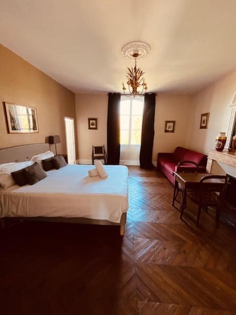 Готель Le Manoir Du Thouron Saint-Sulpice  Екстер'єр фото
