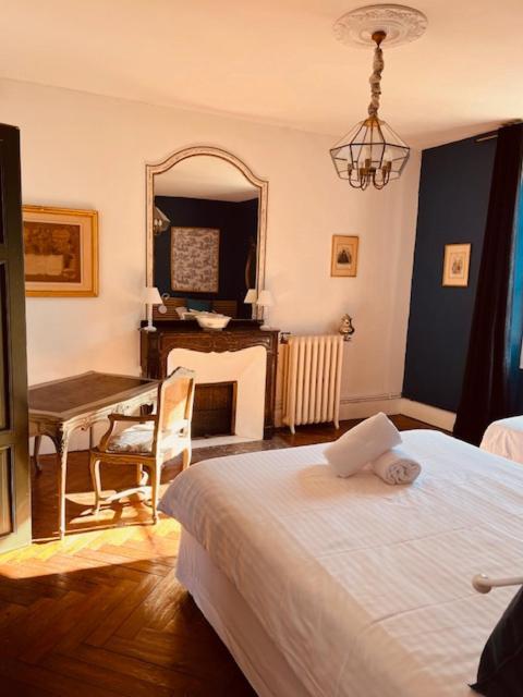 Готель Le Manoir Du Thouron Saint-Sulpice  Екстер'єр фото